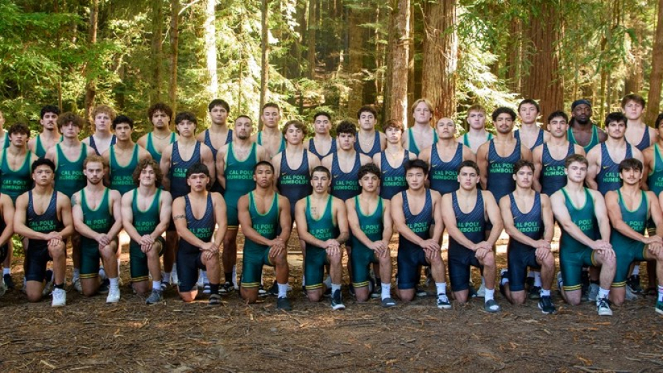 Team photo of the Humboldt men's wrestling team in their uniforms.