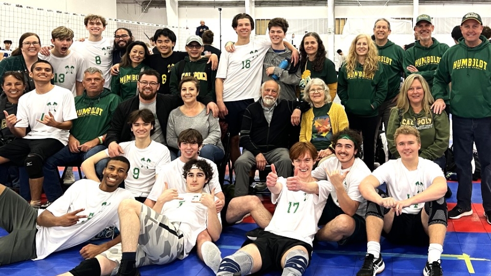 A group photo of the men's volleyball club.