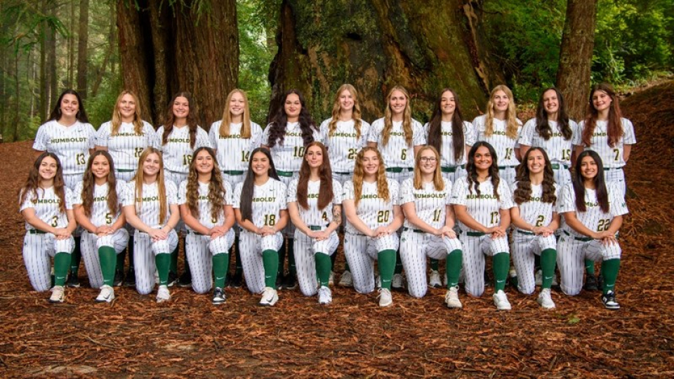 Team photo of the Humboldt women's Softball team in their uniforms.